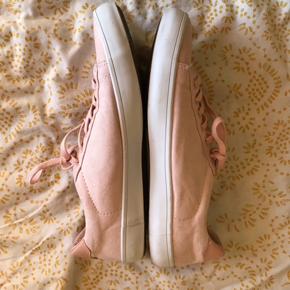 Old Navy sueded classic blush sneakers - Picture 3 of 6